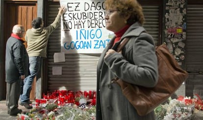 Una persona recoloca una pancarta de recuerdo a Cabacas en el mismo lugar en el que recibió el pelotazo de la Ertzaintza.