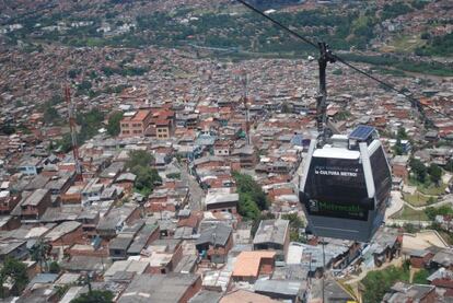 Vista del telef&eacute;rico de Medell&iacute;n volando sobre el barrio de Santo Domingo.