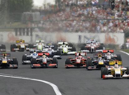 Alonso aprovecha su salida desde la 'pole position' para cobrar ventaja nada más empezar la carrera.