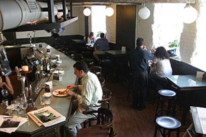 La barra del restaurante Moskada de Madrid. Abajo, plato de <b><i>foie-gras</b></i> con compota de arándanos, almendras y setas.