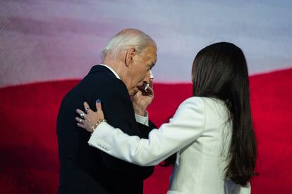 El presidente de Estados Unidos, Joe Biden, se limpia una lágrima de la cara tras ser presentado por su hija Ashley Biden en la Convención Nacional Demócrata.
