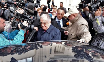 El expresidente Iliescu a la salida de la sede de la Fiscalía, este miércoles en Bucarest.