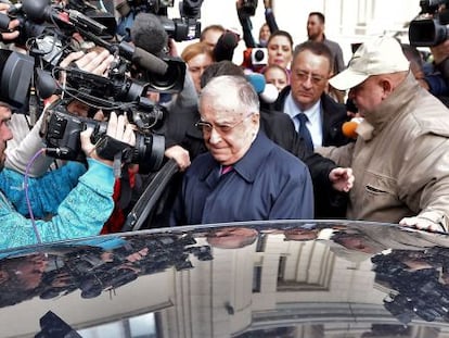 El expresidente Iliescu a la salida de la sede de la Fiscalía, este miércoles en Bucarest.