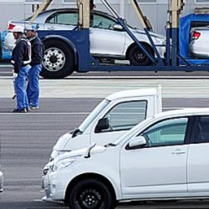 Trabajadores cerca de la planta de Toyota en Ohira, Japón.