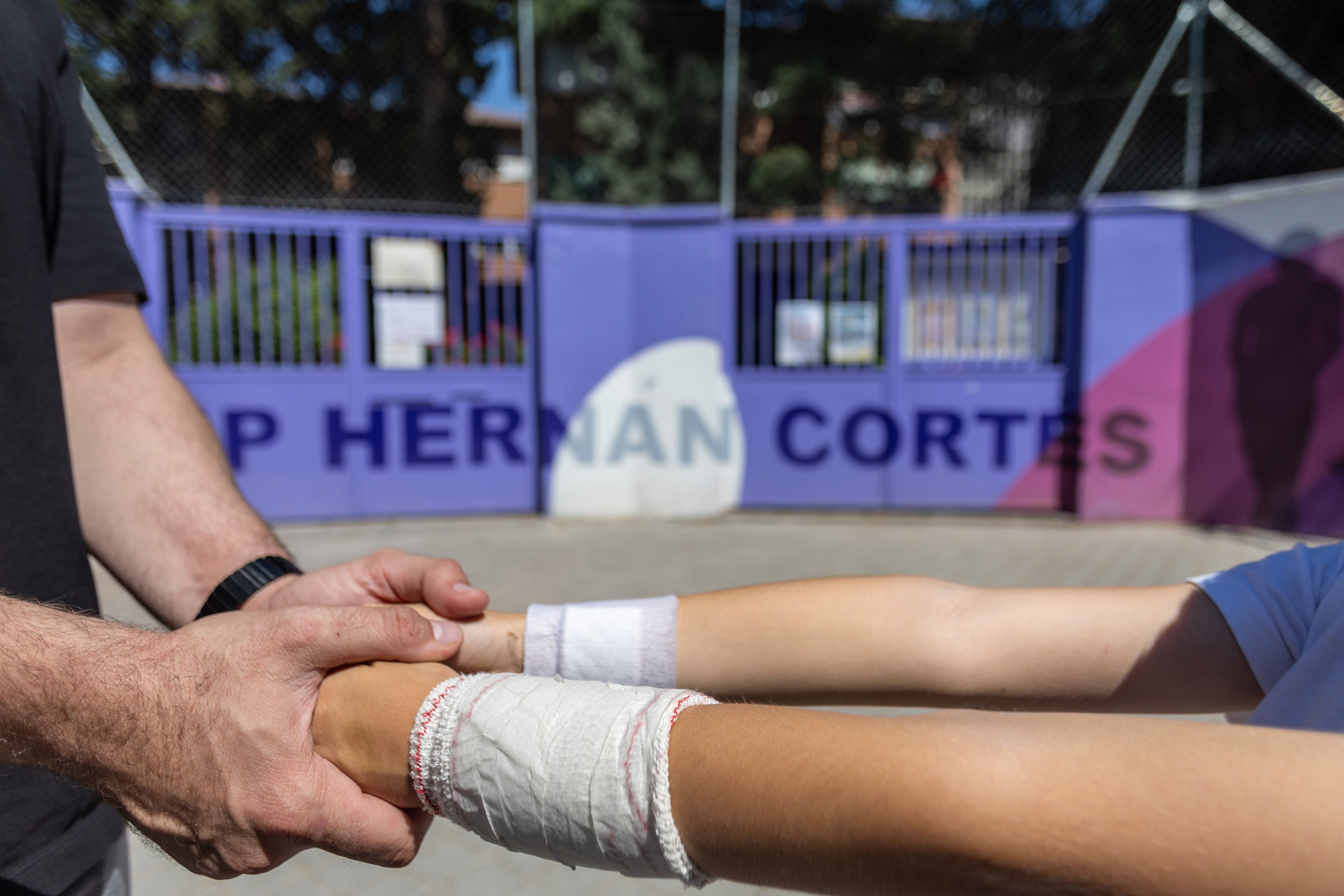 Mario López con su hijo a las puertas del Colegio Hernán Cortés, este viernes en Madrid.