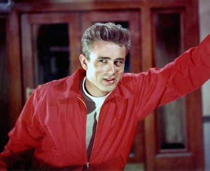 James Dean y su famosa cazadora roja en una imagen publicitaria de 'Rebelde sin causa' (1955).