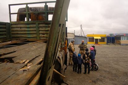Unos niños hablan con soldados ucranianos en el distrito de Kupiansk, recientemente liberado por el ejército ucraniano, en la región de Kharkiv, Ucrania, el 11 de octubre de 2022. “Más allá de los evidentes horrores de la guerra –el asesinato y mutilación de niños, o los desplazamientos masivos- las consecuencias de la guerra en Ucrania están teniendo un impacto devastador en los niños de Europa oriental y Asia central”, asegura Afshan Khan, directora regional de Unicef para Europa y Asia Central.