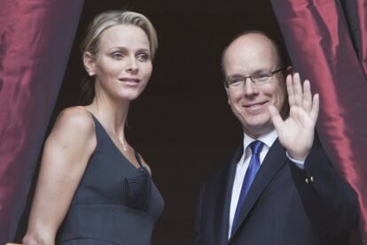 Alberto y Charlene de Mónaco, en un balcón de palacio.