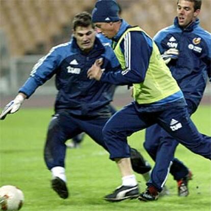 Guti regatea a Casillas y a Marchena durante el último entrenamiento de ayer en Kiev.