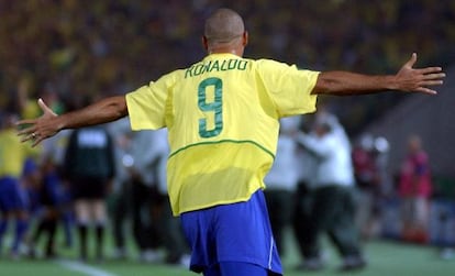 Ronaldo celebra su gol a Alemania en la final del Mundial de Corea.