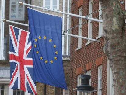 Las banderas del Reino Unido y de la Uni&oacute;n Europea en un edificio de Londres en diciembre de 2017. 