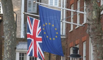 Las banderas del Reino Unido y de la Uni&oacute;n Europea en un edificio de Londres en diciembre de 2017. 