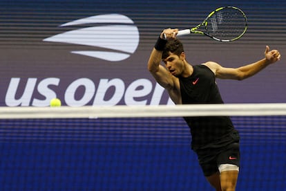 Carlos Alcaraz golpea durante el partido contra Van De Zandschlup en la Arthur Ashe de Nueva York.