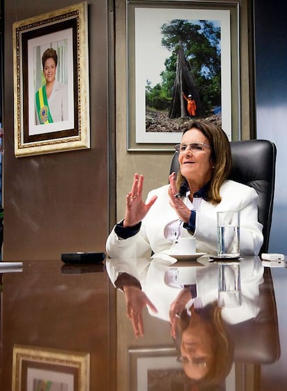 <strong> La presidenta de Petrobras, nombrada en 2012, es la primera mujer en ostentar este cargo. La compañía brasileña es la quinta mayor empresa energética del planeta. </strong>

Por <strong> Dilma Rousseff </strong>

Dije una vez que si Petrobras era posible, todo sería ya posible en Brasil. Uno de los mayores esfuerzos de este país por llegar a ser una gran nación fue la creación de la empresa Petrobras, la quinta mayor compañía de energía del planeta y que hoy se prepara para el gigantesco salto tecnológico de extracción de crudo de las superficies más profundas. Para dirigir esta empresa tan estratégica para el futuro del país confié en Graça Foster, la primera mujer que dirige Petrobras. Trabajamos juntas en el Ministerio de Minas y puedo dar fe de su gran conocimiento del sector, de su enorme dedicación y de su notable espíritu de servicio público.

<hr />

<strong> Dilma Rousseff es presidenta de Brasil. </strong> Traducción de José Manuel Revuelta.