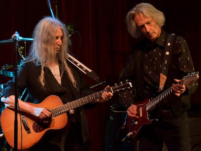 Patti Smith y Lenny Kaye en un concierto en Tulsa, Oklahoma, en mayo de 2022.