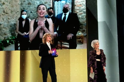 Patricia López Arnaiz agradece su Goya a mejor actriz por 'Ane', en videoconferencia en la gala de los premios Goya 2021 con las actrices Marisa Paredes y Emma Suárez en Málaga el pasado 6 de marzo.