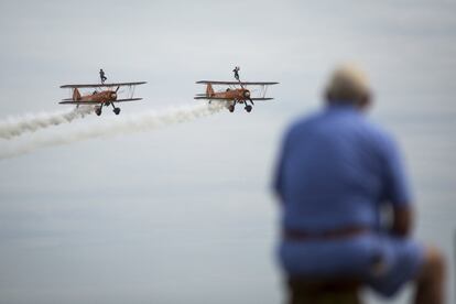 Un espectador asiste al espectáculo aéreo 'Airbourne' cerca de Eastbourne (Reino Unido).