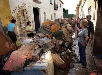 Vecinos de El Verger (Alicante) trataban de limpiar ayer los aledaños de sus casas tras las inundaciones.