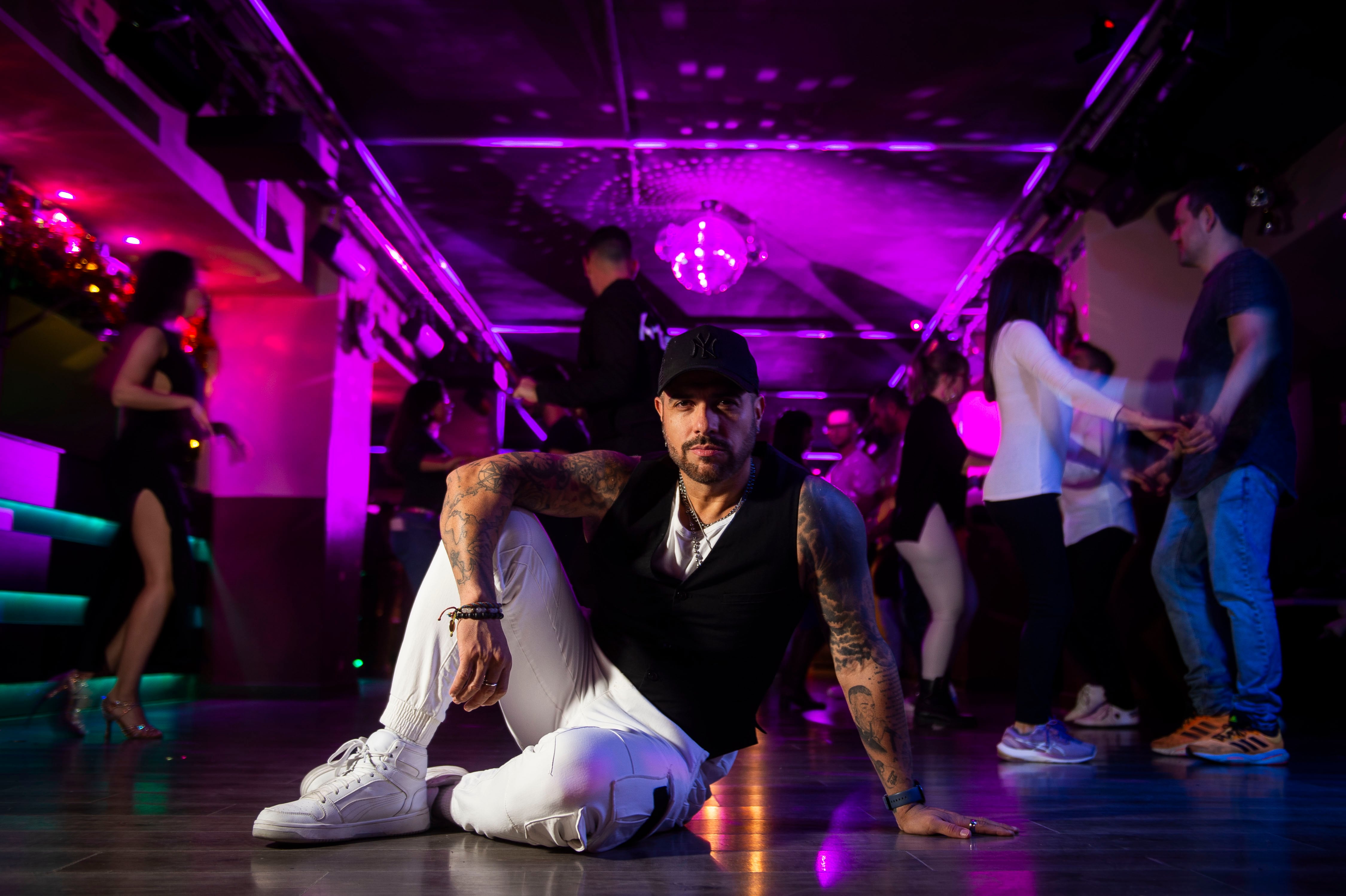 Ely Méndez en la pista de baile de la discoteca madrileña Azúcar.