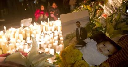 Ciudadanos chinos encienden velas por Zhou Zheng y su hija, Joy.