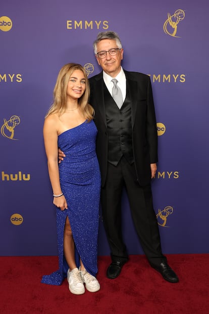 El CEO de Sony Pictures Entertainment, Tony Vinciquerra, acudió acompañado de su hija Olivia, que no dudó en combinar un traje de noche con deportivas blancas. 