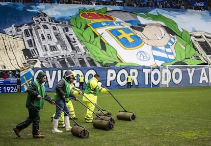 Cuidados del césped del Carlos Tartiere antes del partido de la jornada 25 de la temporada 2017/18.