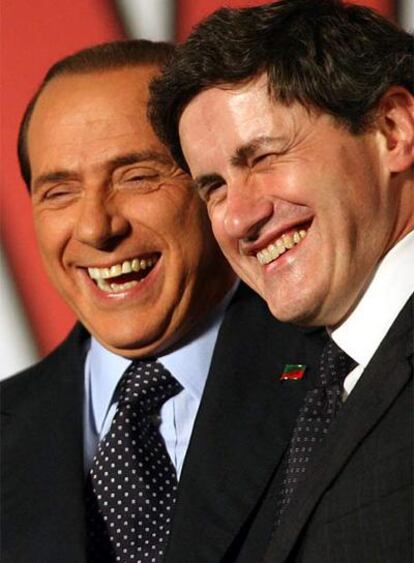 Silvio Berlusconi (izquierda) y Gianni Alemanno, en Roma.