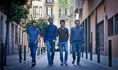 Los cuatro integrantes del grupo catalán Manel.