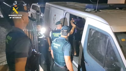 Cae una red de narcotráfico que secuestró y torturó tres días a uno de sus miembros por un alijo perdido.
Agentes de la Guardia Civil, en el marco de la operación 'Trepamuros', ha desarticulado una organización criminal dedicada al tráfico de drogas que secuestró y torturó durante tres días en una vivienda de Puerto Serrano (Cádiz) a uno de sus integrantes culpándole de la pérdida de estupefacientes. Además, se ha dictado una requisitoria para uno de sus integrantes, que se encuentra fugado