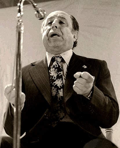 Antonio Mairena, en el estadio Chapina de Sevilla, en 1979.