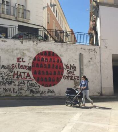 Graffiti próximo al garaje donde aparecieron los cuerpos sin vida de los fallecidos en Priego de Córdoba.