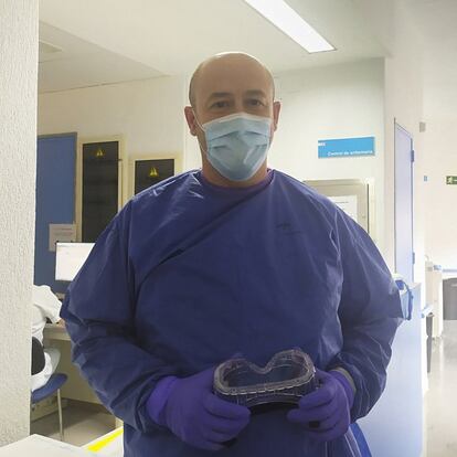 Luis Miguel Zamarra, enfermero del servicio de urgencias del Hospital de La Princesa (Madrid). Este enfermero del servicio de urgencias del hospital de La Princesa (Madrid) se encarga estos días de dar formación a sus compañeros y a nuevos contratados sobre la colocación y retirada del EPI (equipo de protección individual). “Siempre que atendemos a un paciente que es positivo en coronavirus lo hacemos con este tipo de traje para estar protegidos y no contagiarnos”. Zamarra explica otro tipo de funciones que ejerce: “Un poco también mi labor es reducir la ansiedad entre los compañeros, que es lógica porque nos enfrentamos a algo que no conocemos”.