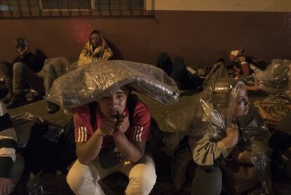 Algunos miembros de la llamada primera caravana migrante pasaron la noche en las calles de Ciudad de Guatemala, ante la falta de espacio en los albergues.