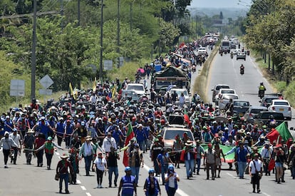 Los manifestantes que participan en la Minga indígena a su llegada a Cali.