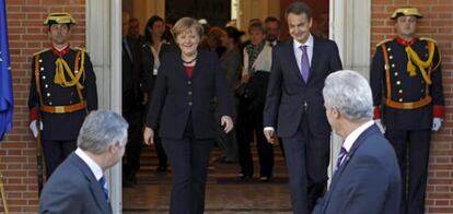 Rodríguez Zapatero y la canciller alemana, Angela Merkel, ante la mirada de José Blanco y el ministro alemán de Transportes, Peter Ramsauer