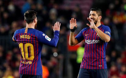 Luis Suárez celebra el segundo gol del Barcelona con Lionel Messi.