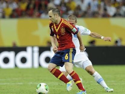 Andrés Iniesta durante un momento del partido contra Uruguay.