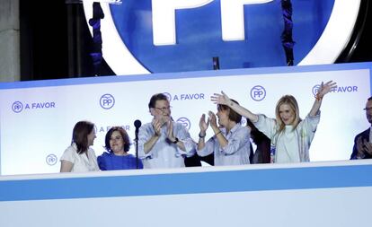 Cristina Cifuentes celebra la victoria en el balcón de Génova.