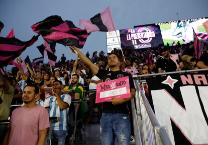 Fanáticos dentro del estadio antes de la inauguración.