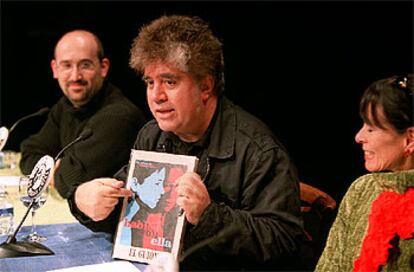 Pedro Almodóvar, entre Javier Cámara y Geraldine Chaplin, ayer en la conferencia de prensa que ofreció en el Círculo de Bellas Artes.