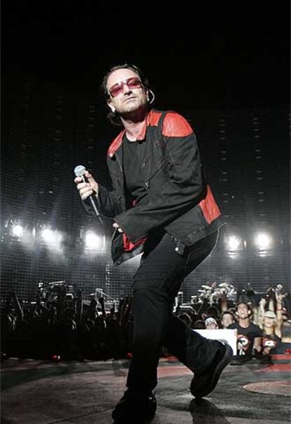 Bono, durante la actuación de U2 en Barcelona, el año pasado.