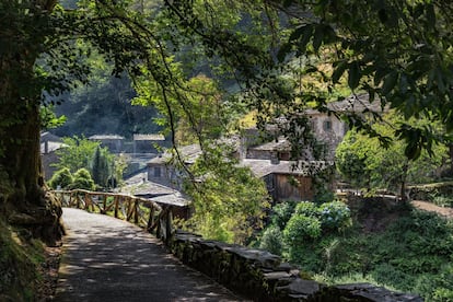 En los últimos años, esta pequeña población incrustada en un entorno natural de ensueño se ha convertido en una de las capitales del turismo rural asturiano. Además de por su gastronomía, museos y yacimientos arqueológicos, Su taller se abre al público, demostración incluida, y en la exposición lucen en las vitrinas obras de arte como la navaja en acero de Damasco. Actualmente, permanece cerrado por la pandemia. Situada en el límite con Galicia, que influye tanto en la cultura como en el idioma (aquí se habla el eonaviego, una curiosa mezcla de bable y gallego), Taramundi cuenta con una rica oferta cultural y gastronómica, y es un punto de partida ideal para descubrir el oeste de la región. <br><br> <i>La aldea está a 2 horas en coche o 4 horas y 20 minutos en autobús desde Oviedo.</i>