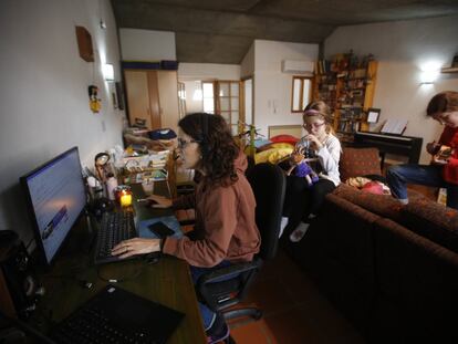 Montserrat trabaja desde casa con sus dos hijas.