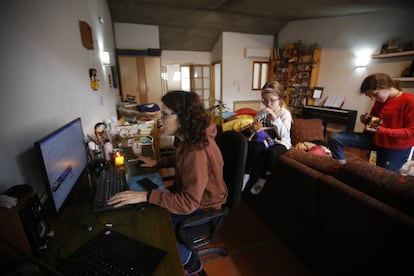 Montserrat trabaja desde casa con sus dos hijas.