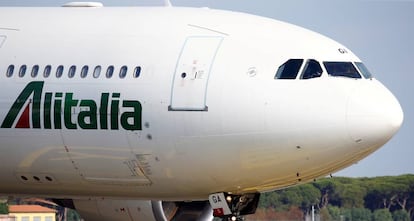 Un avión de la aerolínea Alitalia, en el aeropuerto Fuimicino, de Roma. 