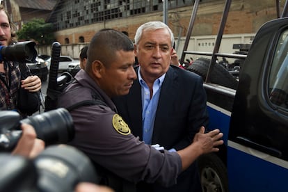 Otto Pérez Molina es escoltado a una audiencia en Ciudad de Guatemala, en junio de 2016.