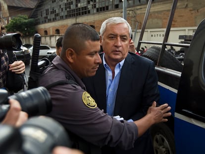 El expresidente de Guatemala, Otto Pérez Molina, es escoltado a los juzgados en una imagen de 2016.