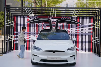 El automóvil Tesla modelo X en una exhibición de China.