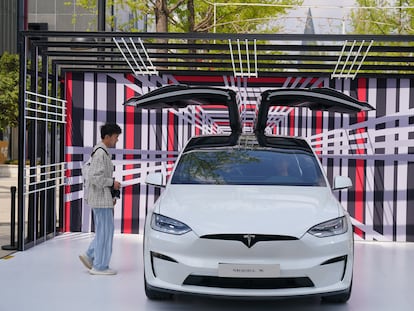 El automóvil Tesla modelo X en una exhibición de China.