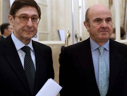 José Ignacio Goirigolzarri, presidente de Bankia, junto a Luis de Guindos, ministro de Economía